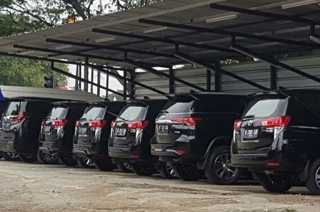 Sewa Mobil dengan Sopir vs Tanpa Sopir – Mana yang Lebih Menguntungkan?